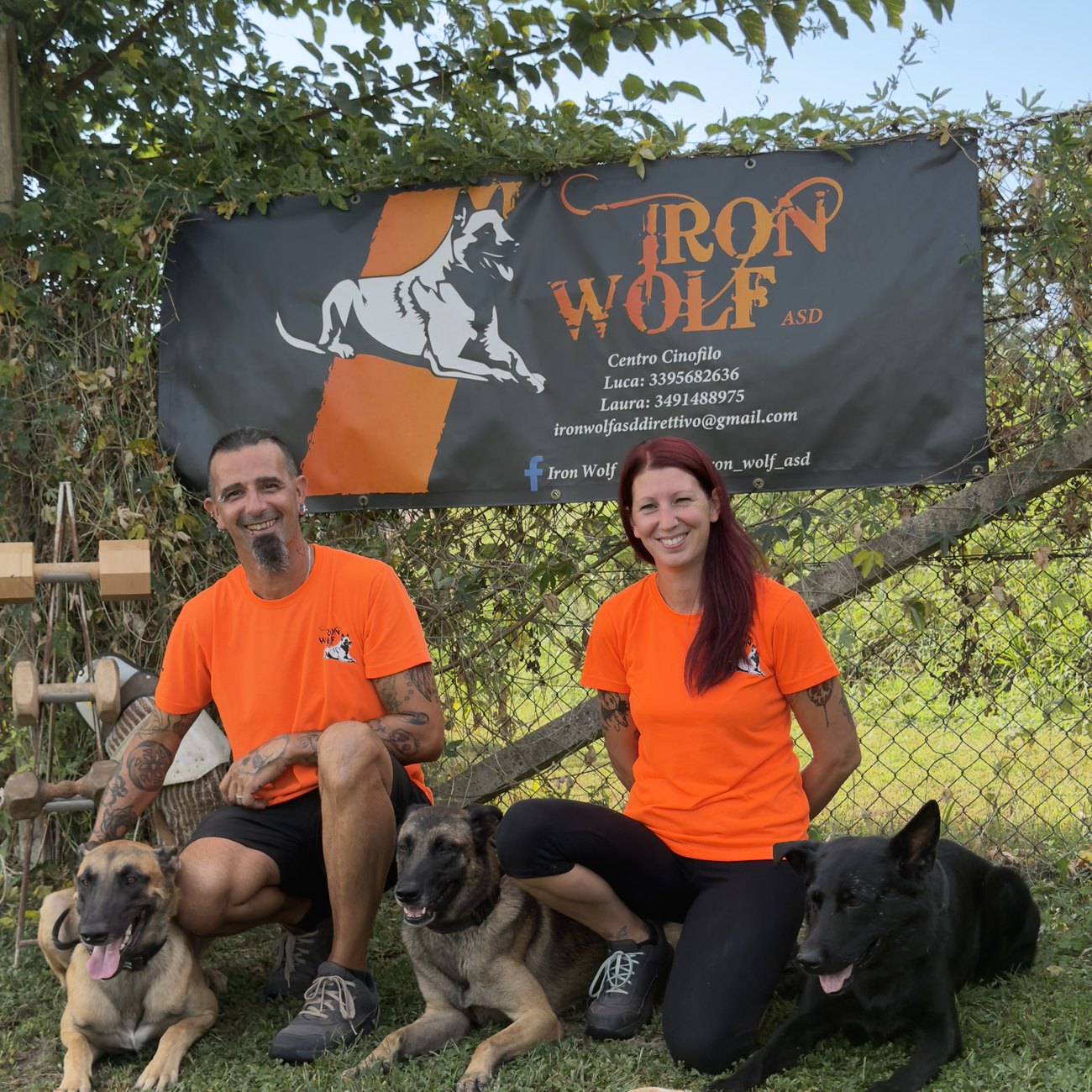 Luca e Laura con i loro cani davanti al banner Iron Wolf, sul campo di Cittadella